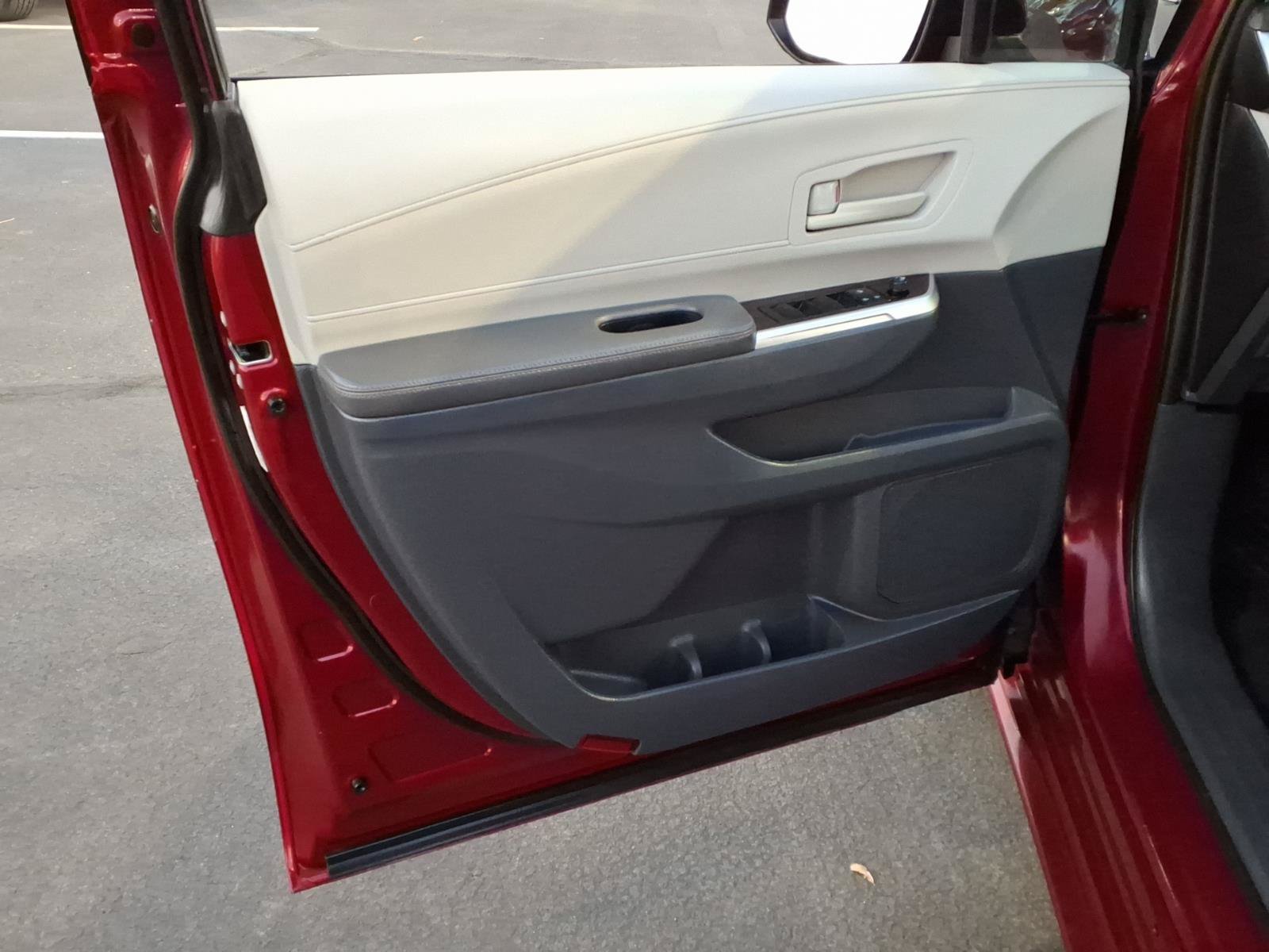 Used 2021 Toyota Sienna LE FWD image 13