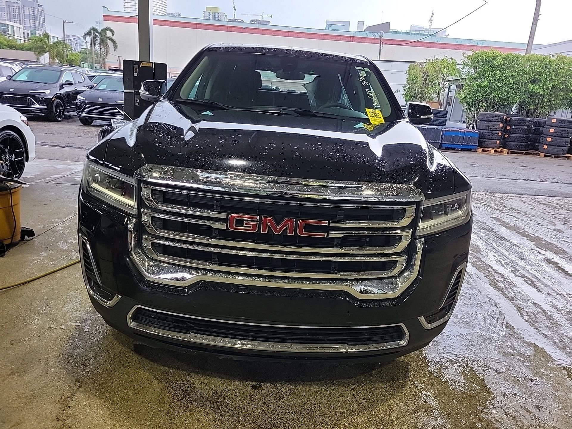 Used 2023 GMC Acadia SLE image 3