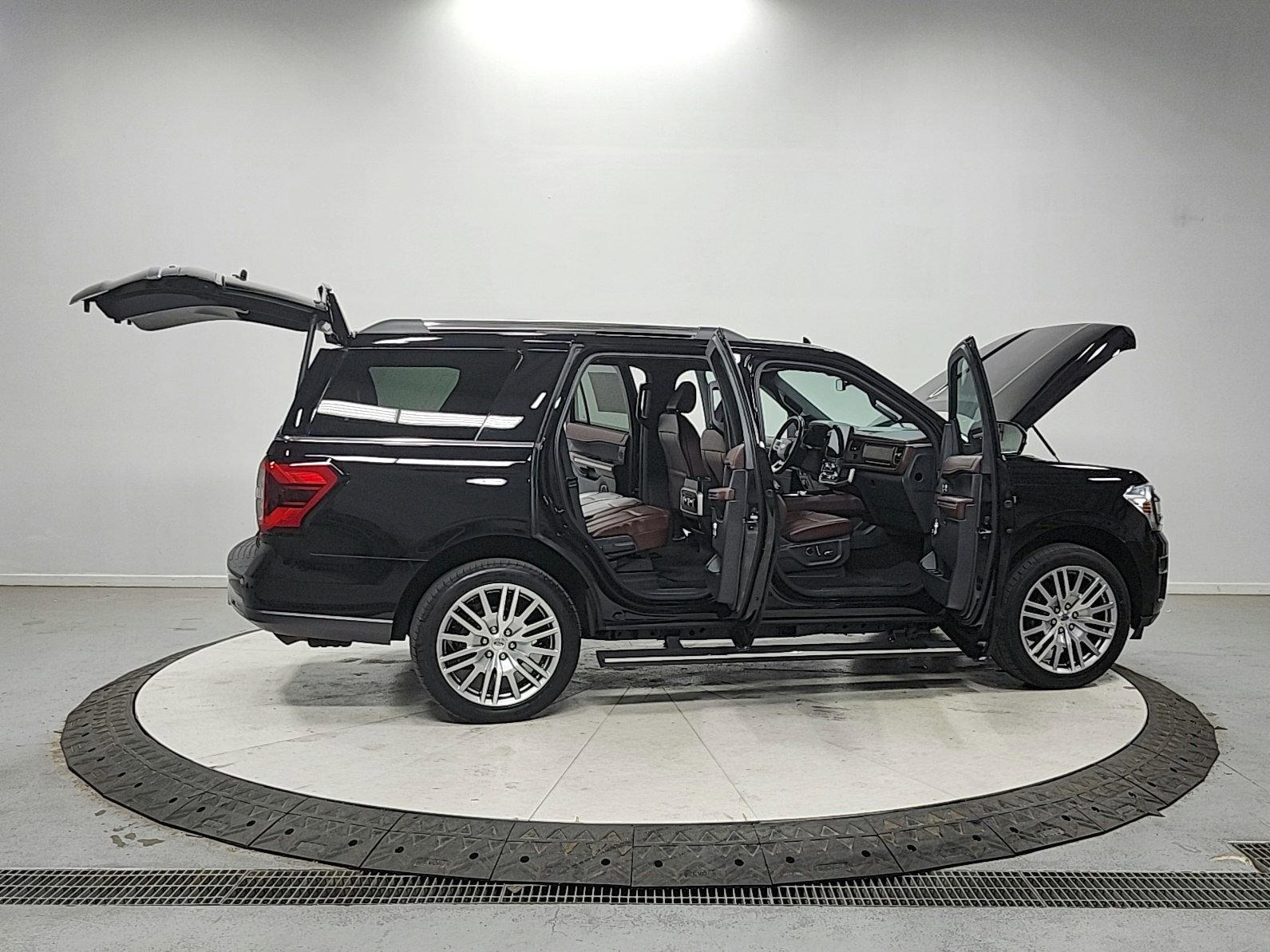 Used 2024 Ford Expedition Limited image 16