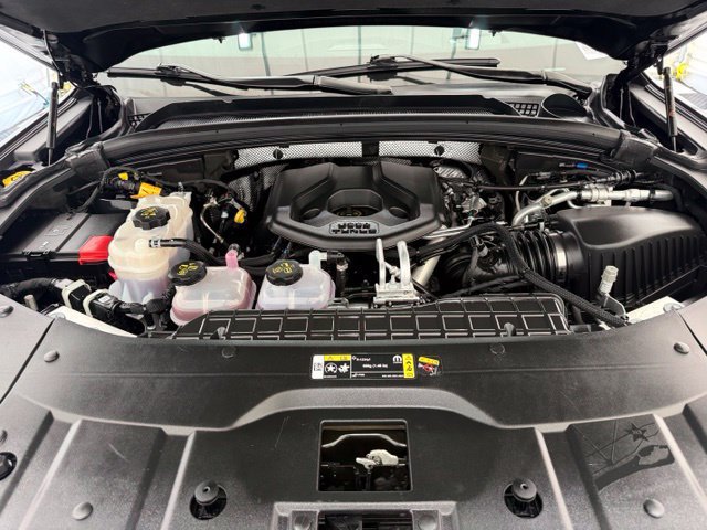 Used 2023 Jeep Grand Cherokee Overland w/ Advanced Protech Group III AWD/4WD image 9