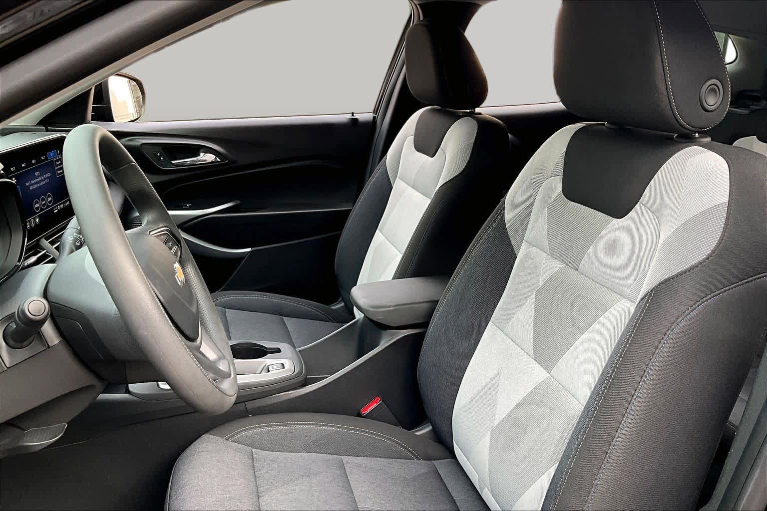 Used 2025 Chevrolet Trax LS w/ LS Convenience Package FWD image 8