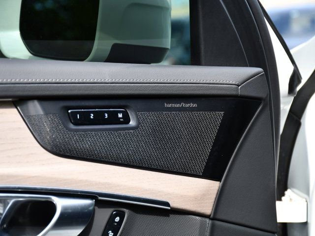 Used 2025 Volvo XC90 B6 Plus w/ Protection Package Premier AWD/4WD image 11