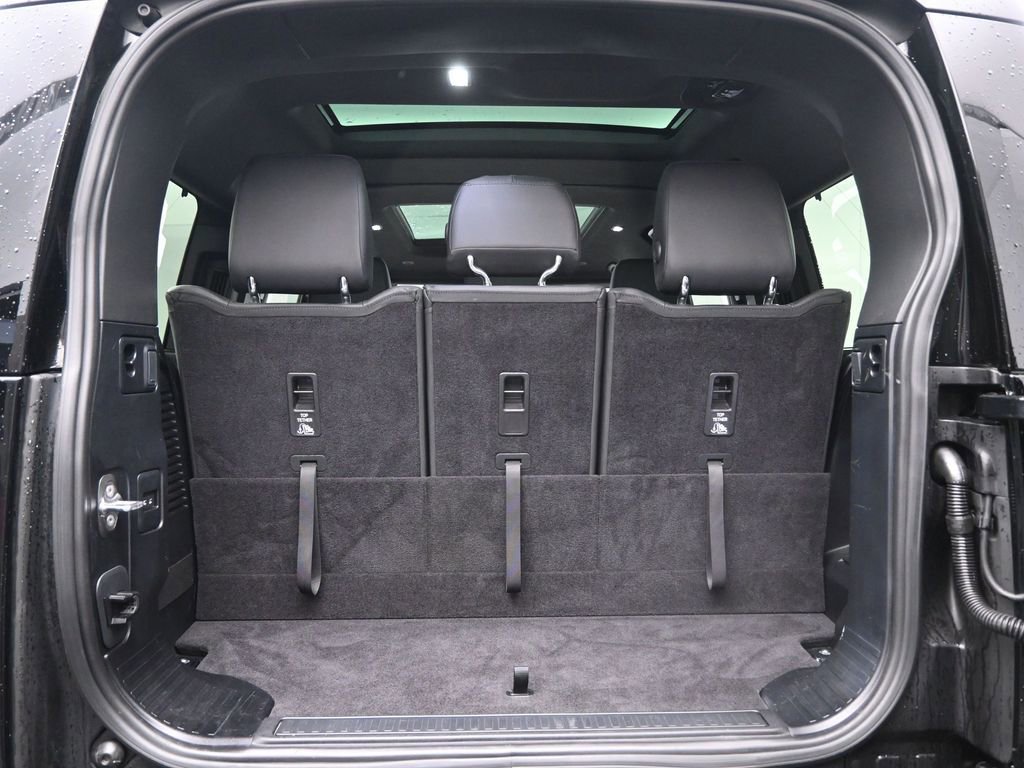 Used 2024 Land Rover Defender 130 X-Dynamic SE image 31