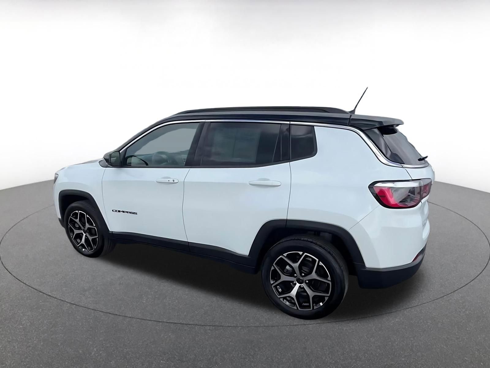 Used 2025 Jeep Compass Limited image 10