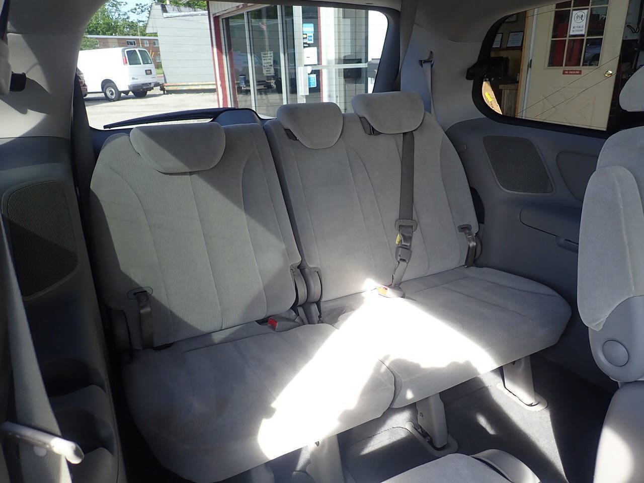 Used 2008 Kia Sedona LX FWD image 33