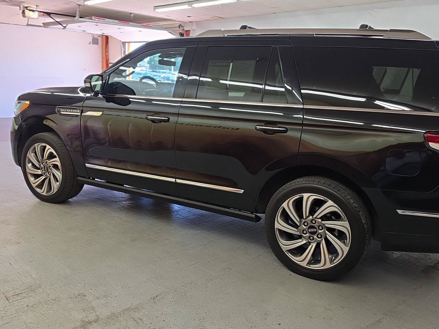 Used 2023 Lincoln Navigator Reserve AWD/4WD image 3