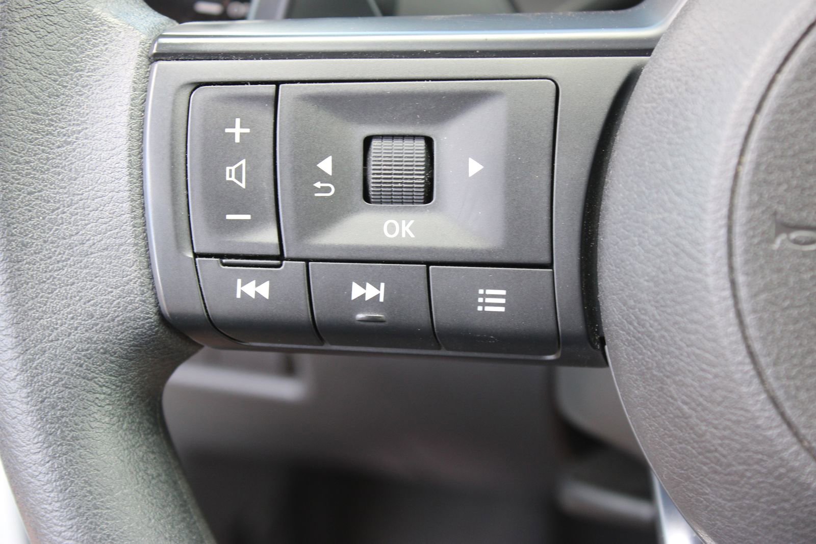 Used 2024 Nissan Rogue S FWD image 19