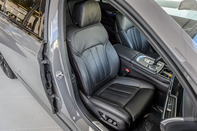 Used 2022 BMW 740i w/ M Sport Package RWD image 43