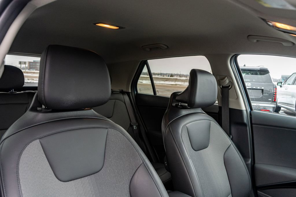 Used 2025 Kia Niro EX w/ EX Cold Weather Package image 12