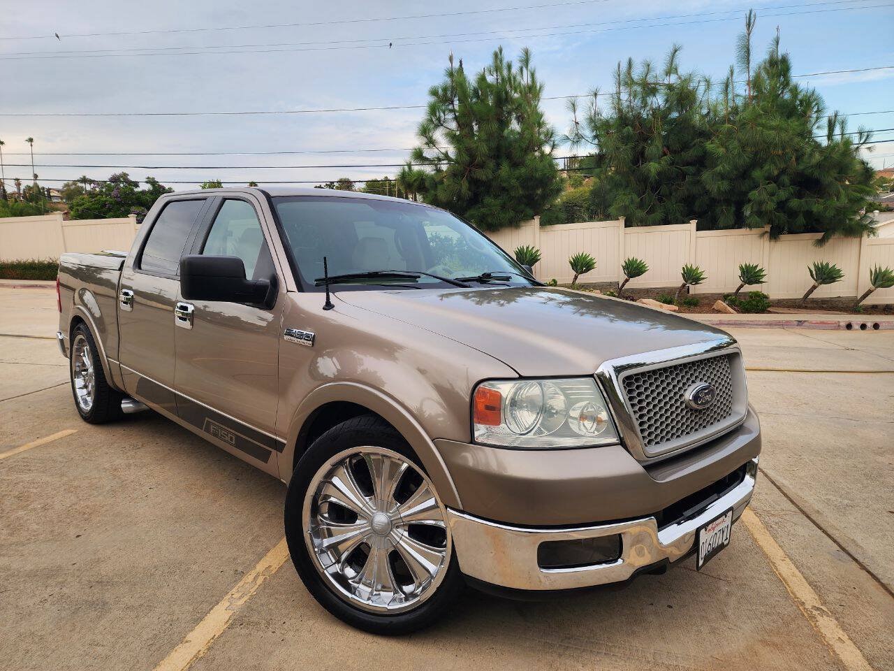 Used 2004 Ford F150 Lariat RWD image 2