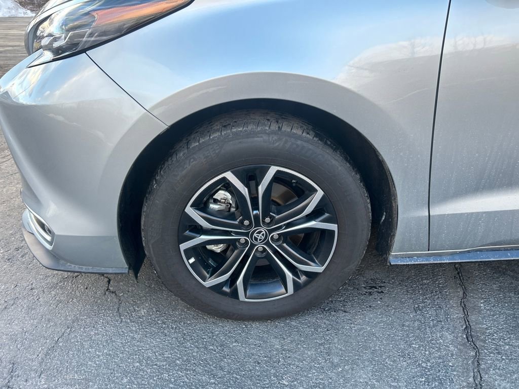 Used 2025 Toyota Sienna Platinum image 28