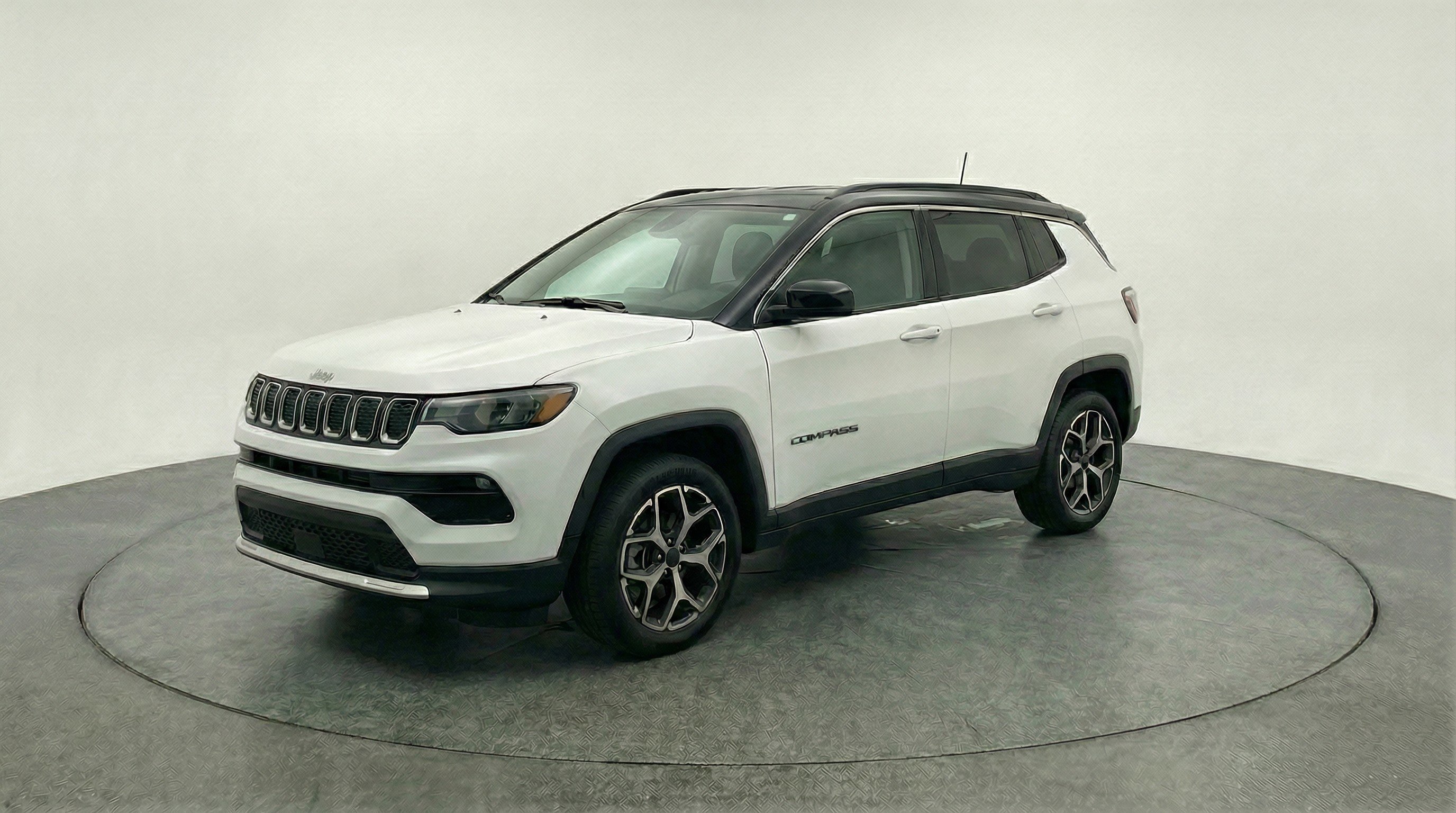 Used 2025 Jeep Compass Limited image 3