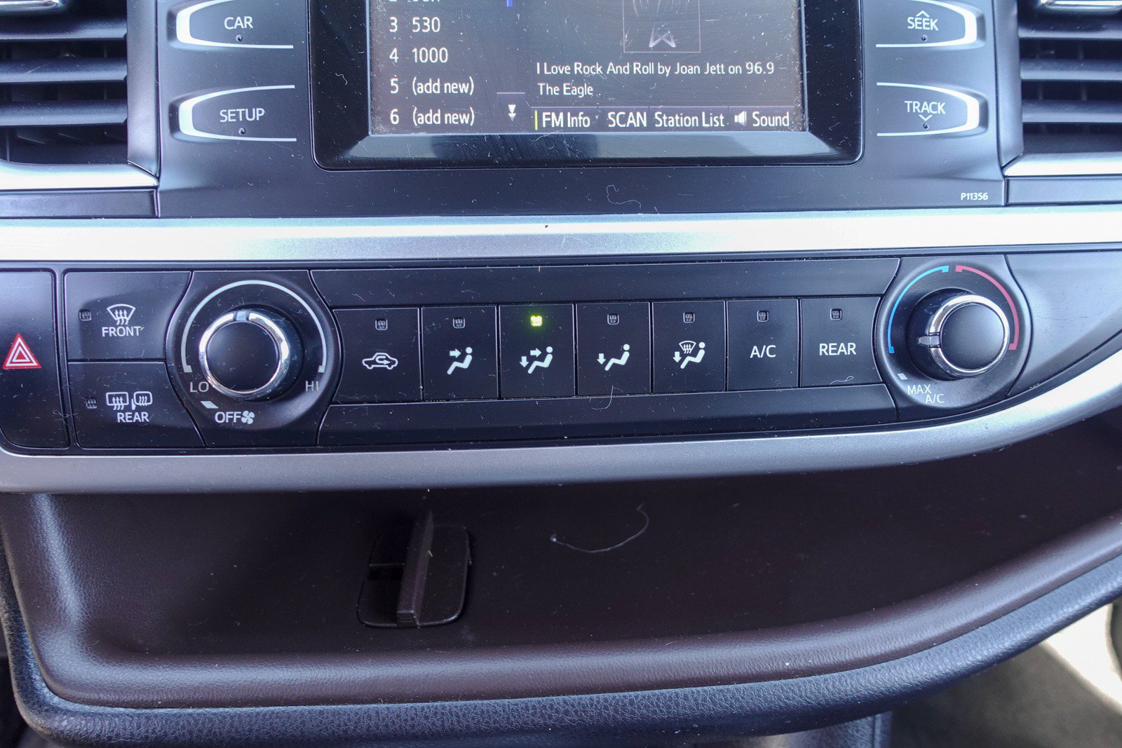 Used 2018 Toyota Highlander LE AWD/4WD image 17