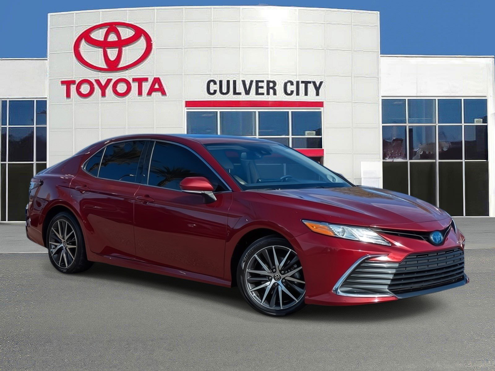 Used 2022 Toyota Camry XLE w/ Navigation Upgrade Package FWD image 1