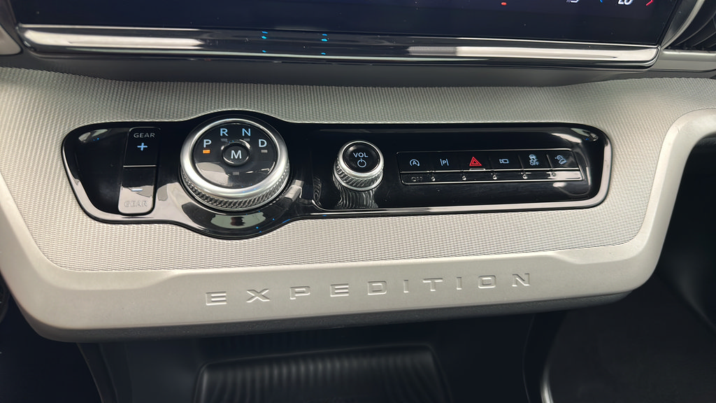 Used 2025 Ford Expedition Active AWD/4WD image 19
