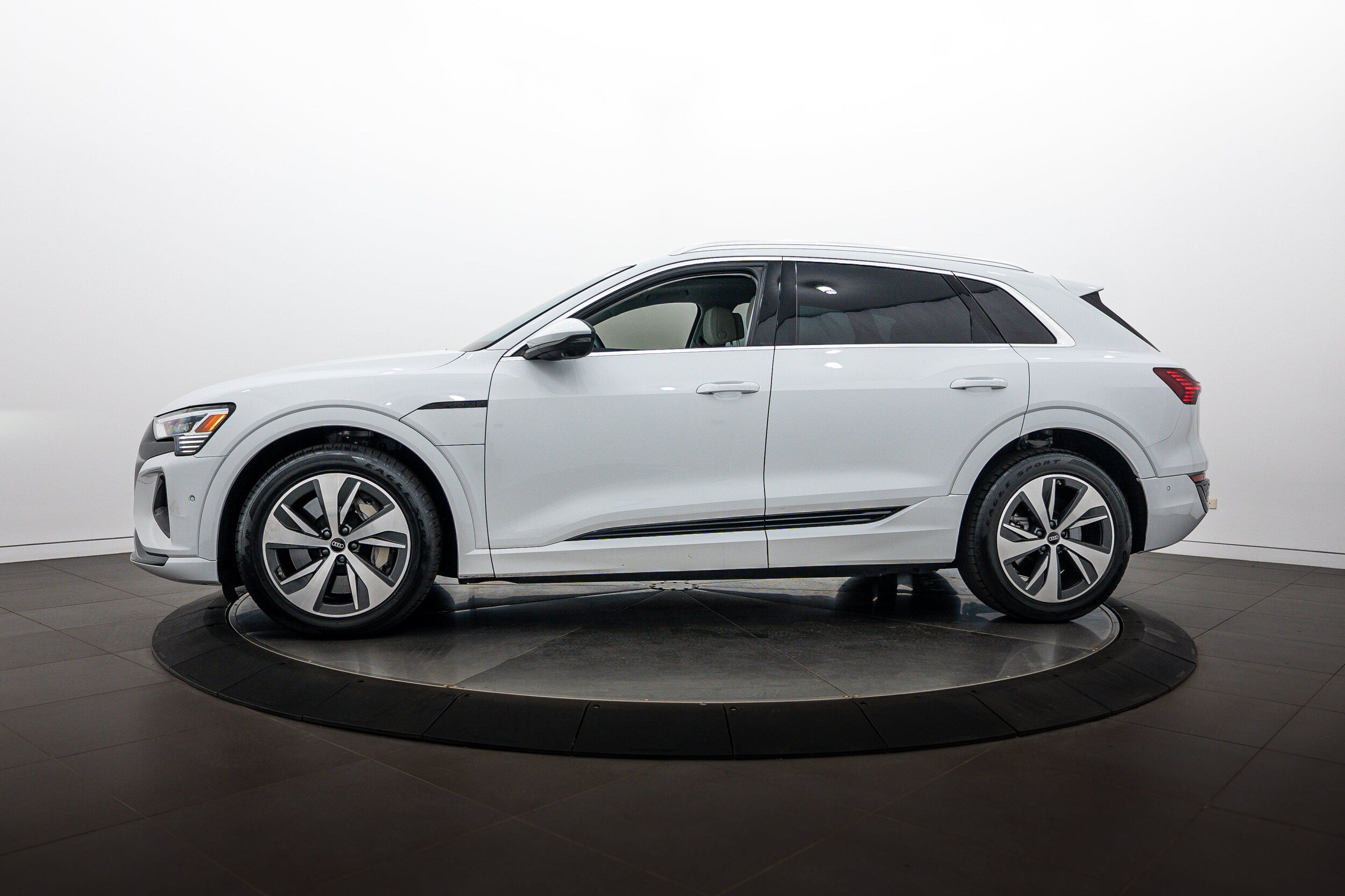 Certified 2024 Audi Q8 e-tron Premium Plus w/ Premium Plus Package AWD/4WD image 7