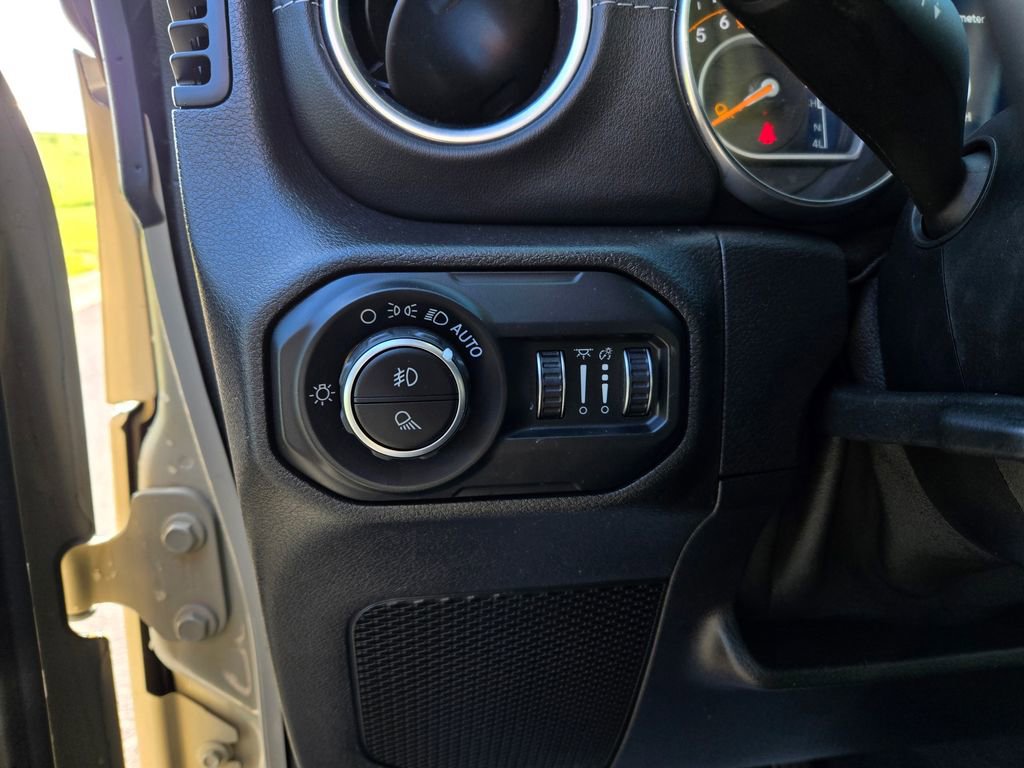 Used 2020 Jeep Gladiator Overland AWD/4WD image 14