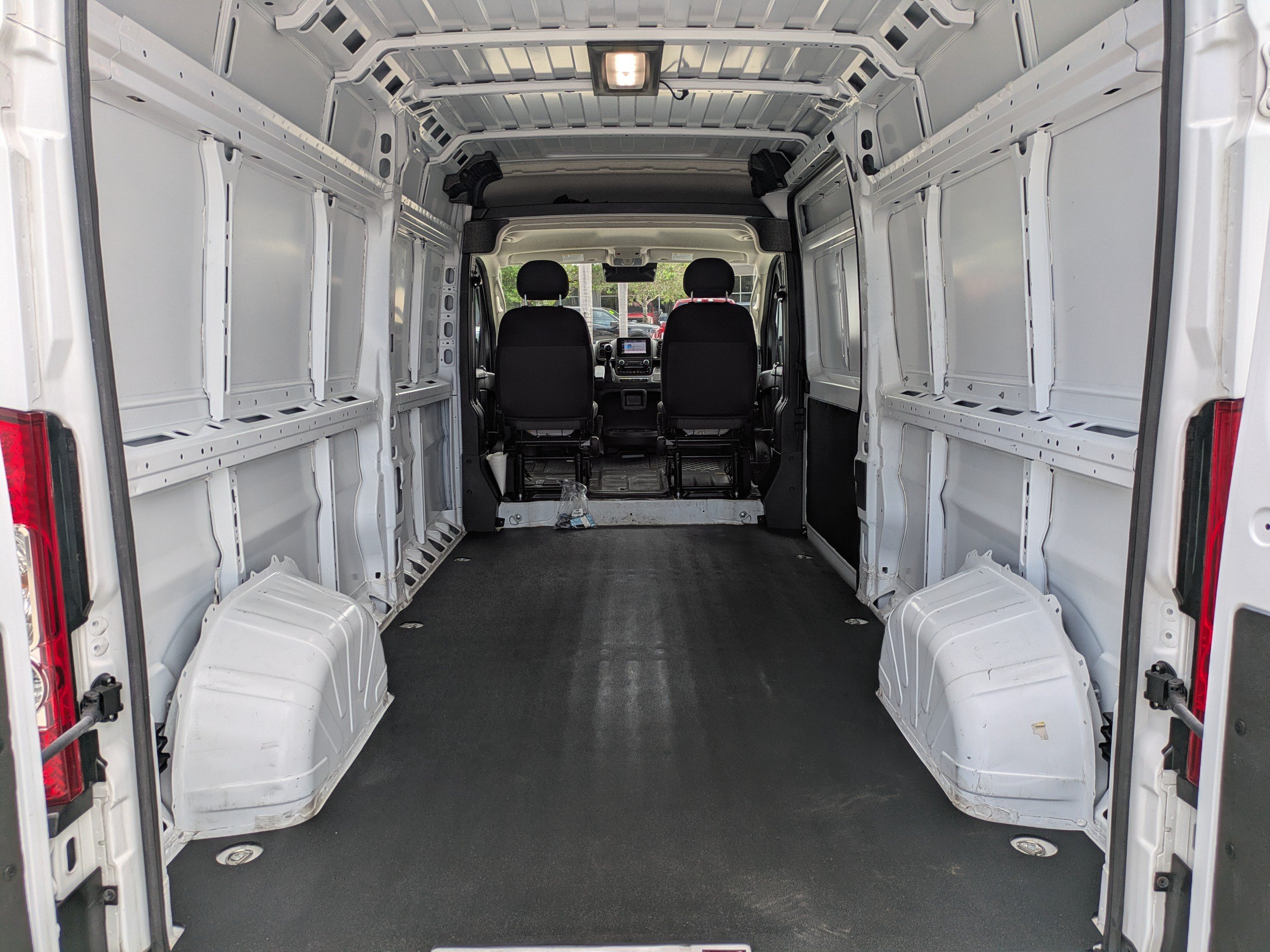 Used 2025 RAM ProMaster 2500 w/ Convenience Group FWD image 13