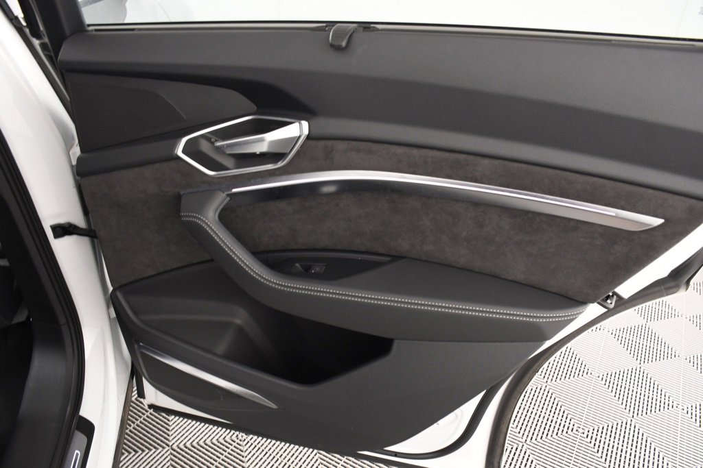 Used 2021 Audi e-tron Prestige w/ Prestige Package image 19