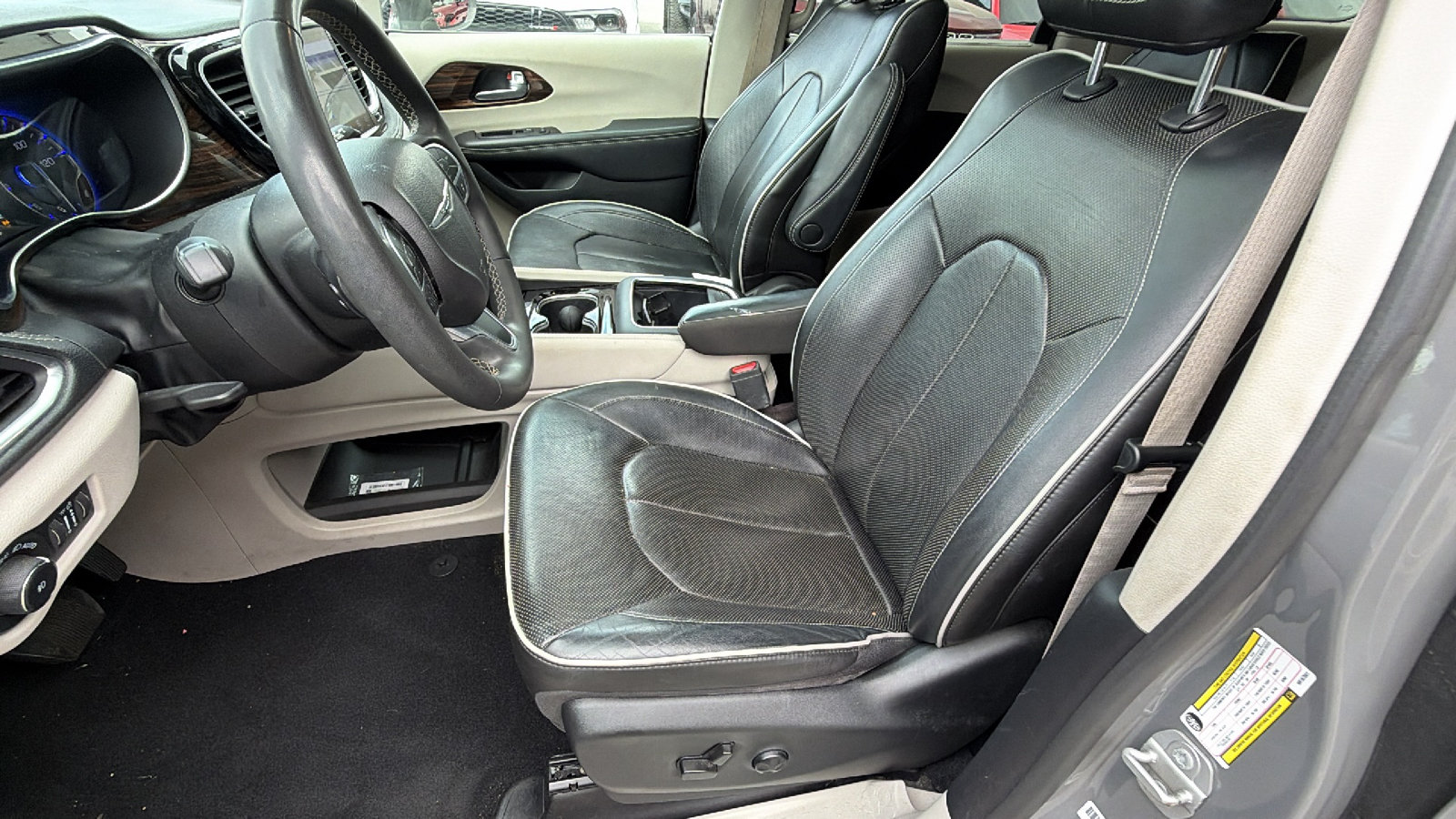 Used 2022 Chrysler Pacifica Limited FWD image 16