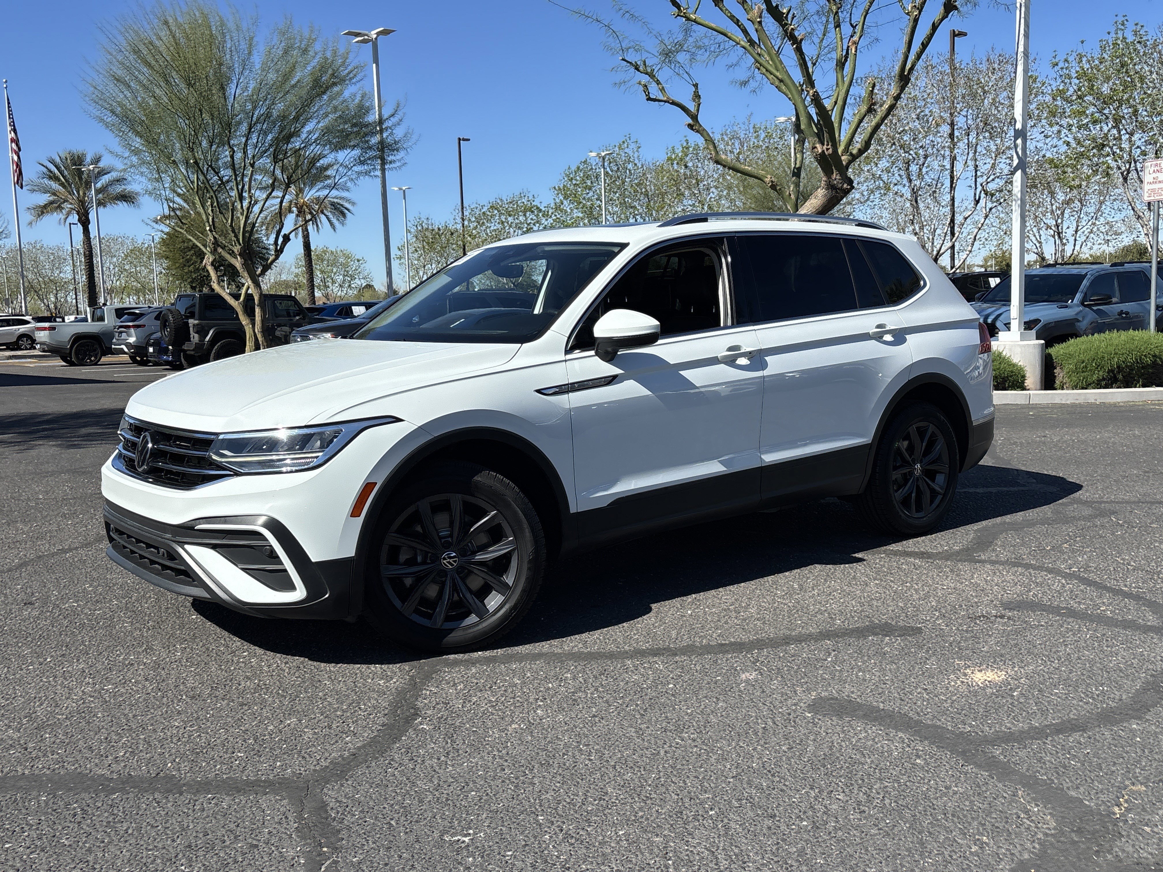 Used 2022 Volkswagen Tiguan SE w/ Panoramic Sunroof Package image 32