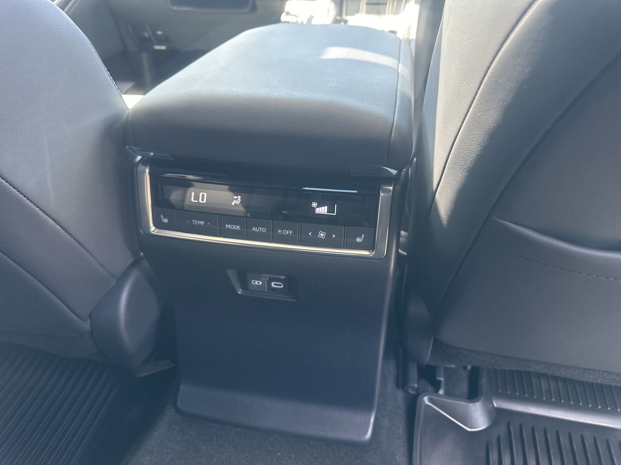 Used 2024 Lexus GX 550 w/ Accessory Package (31) image 17