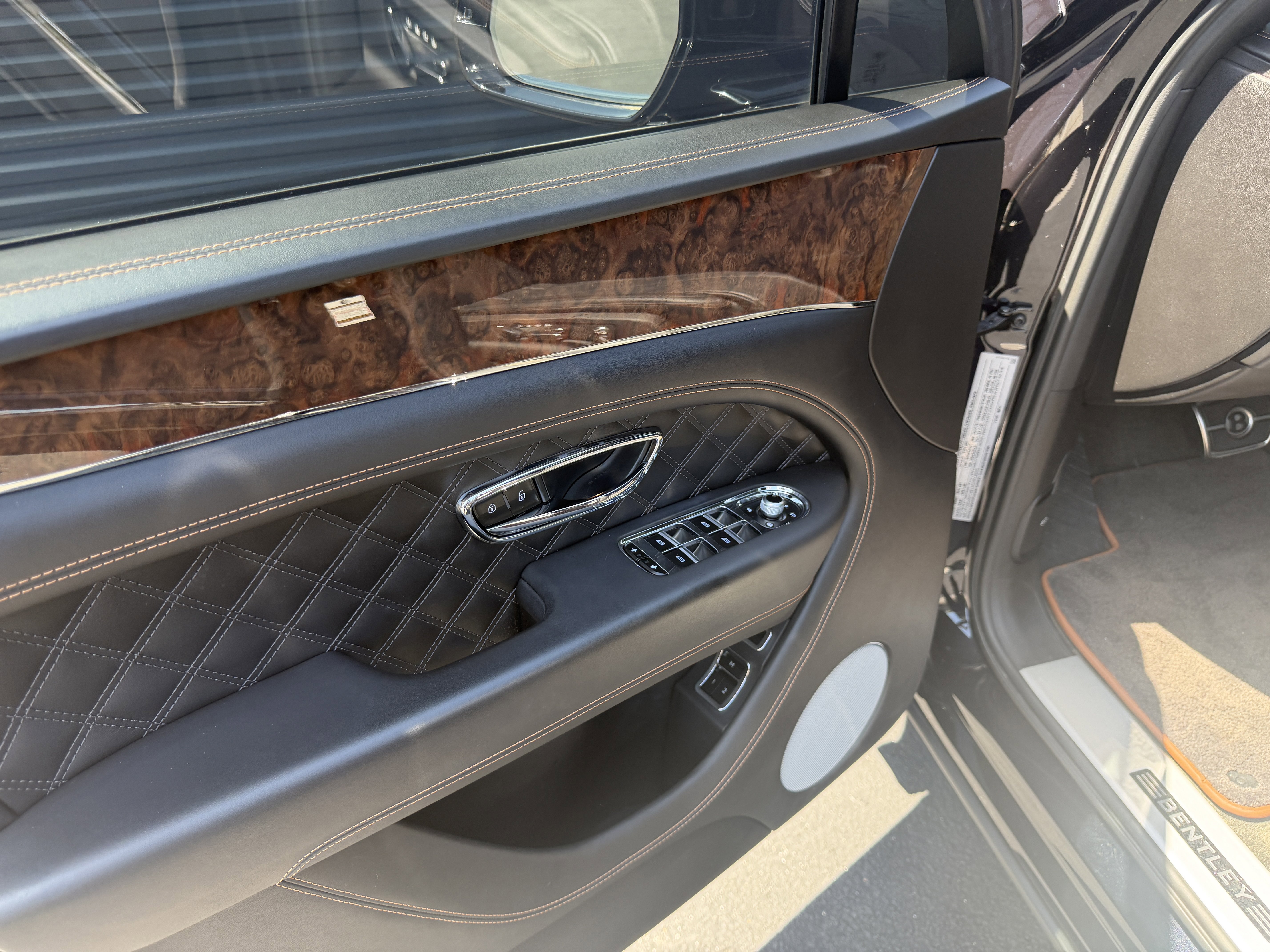 Used 2022 Bentley Bentayga image 22