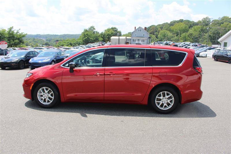 Used 2025 Chrysler Pacifica Select FWD image 5