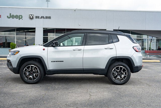 Certified 2025 Jeep Compass Trailhawk AWD/4WD image 2