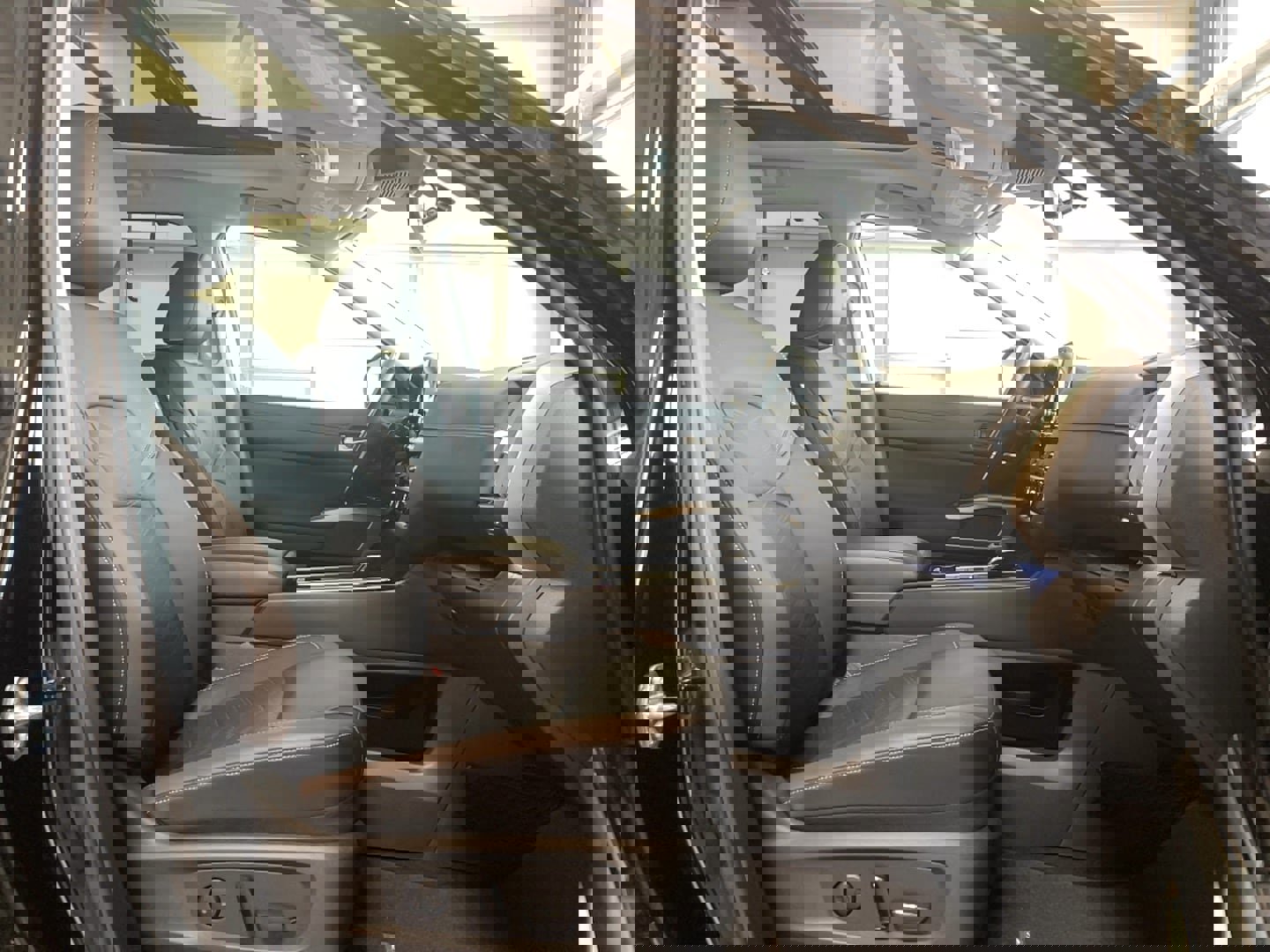 Used 2025 Nissan Pathfinder Platinum AWD/4WD image 24