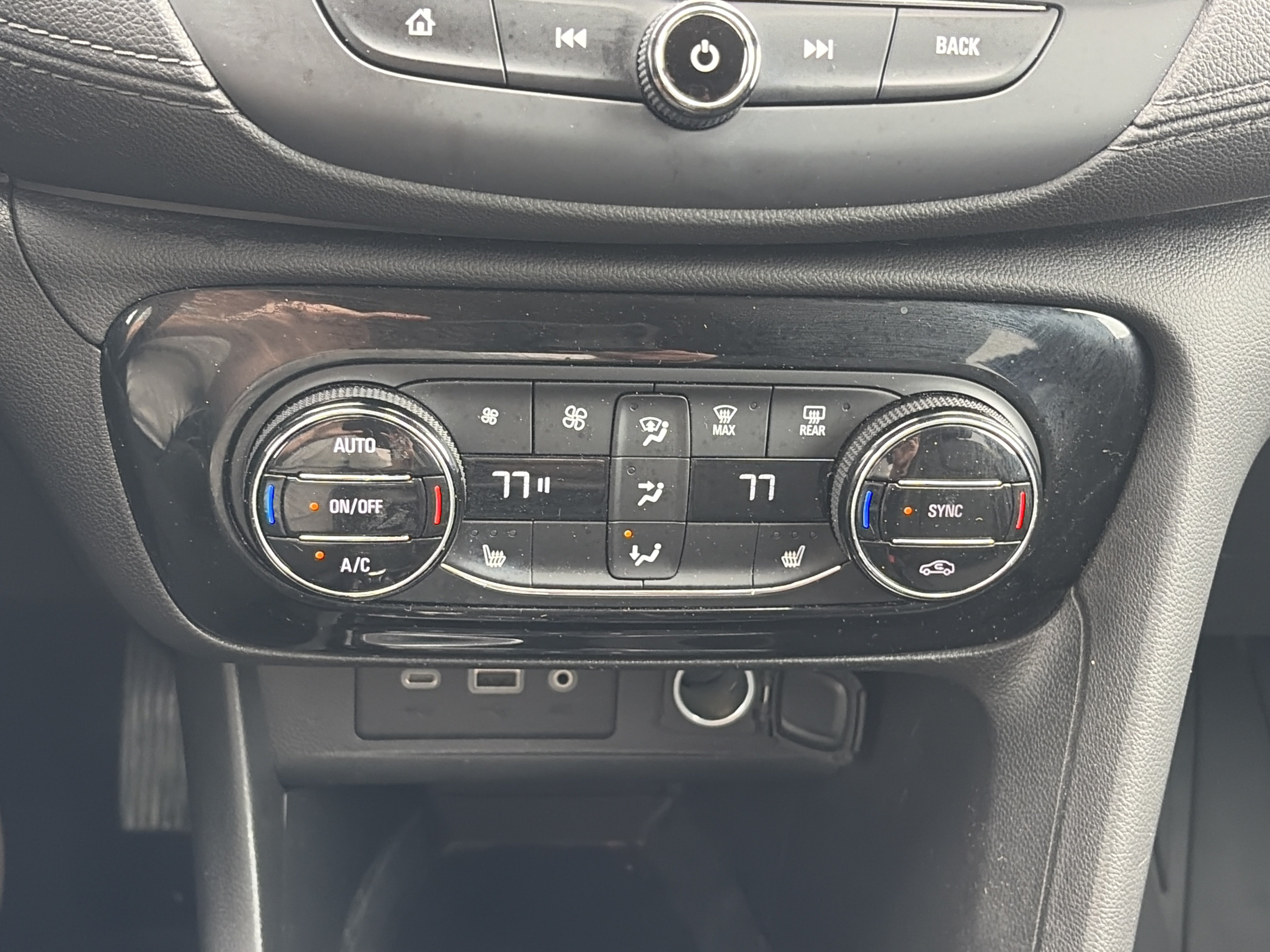 Used 2021 Buick Encore GX Select AWD/4WD image 32