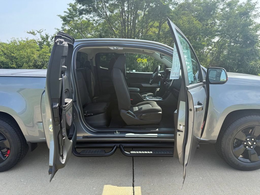 Used 2022 Chevrolet Colorado LT w/ Redline Special Edition AWD/4WD image 19