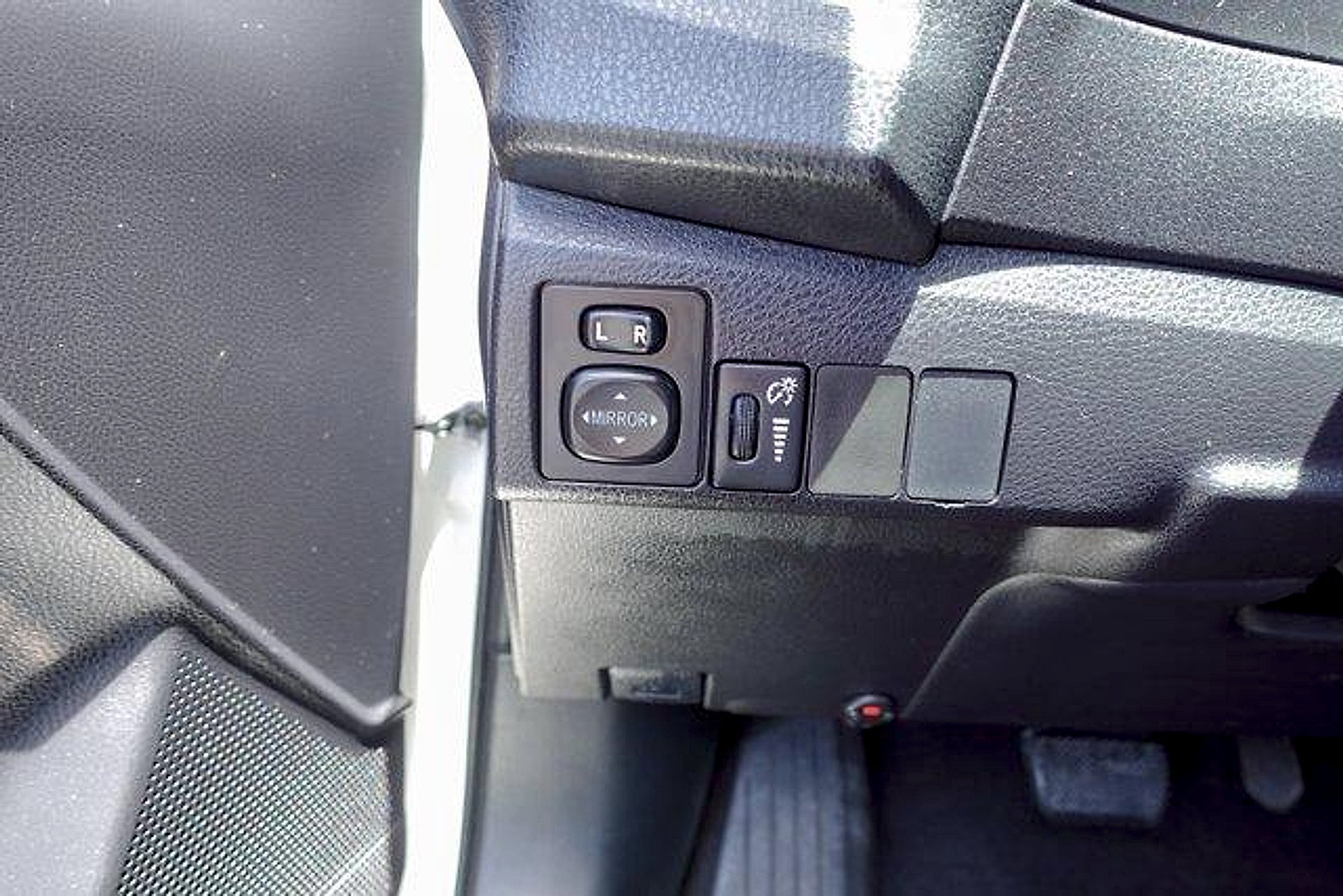 Used 2015 Toyota Corolla L FWD image 12