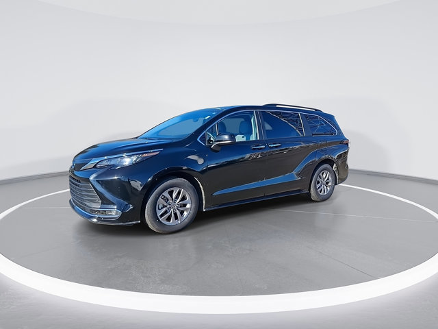 Used 2024 Toyota Sienna XLE image 6