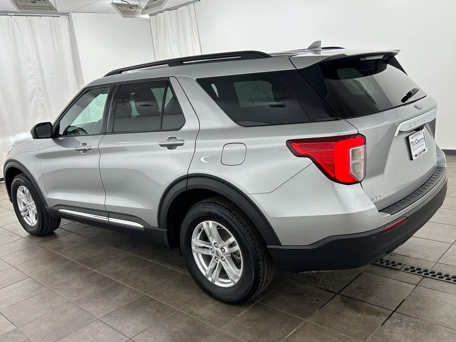 Used 2020 Ford Explorer XLT image 3
