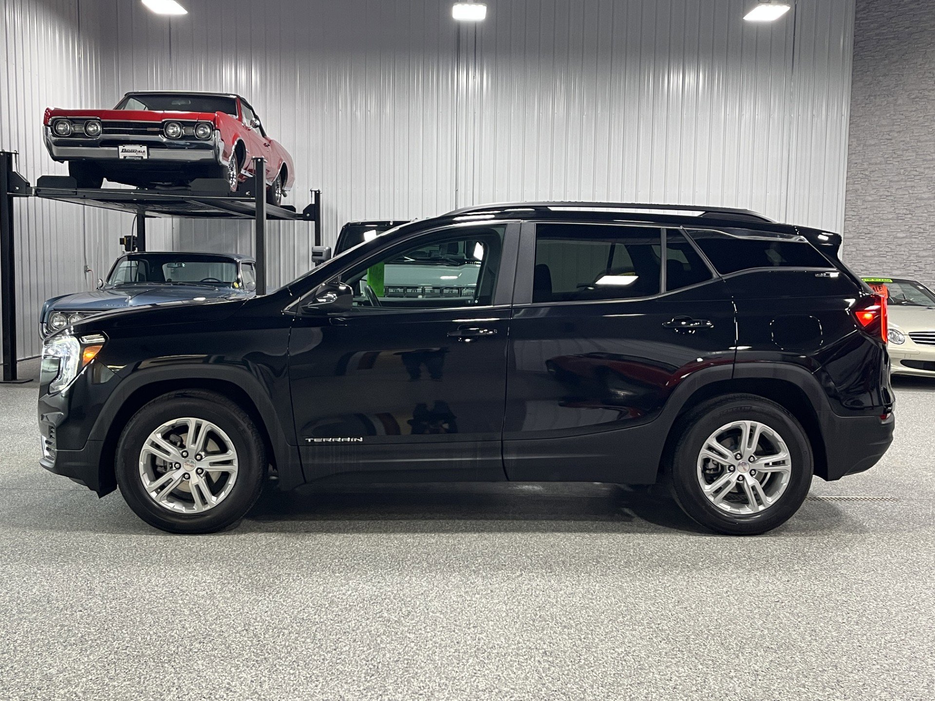 Certified 2023 GMC Terrain SLE w/ Driver Convenience Package image 2