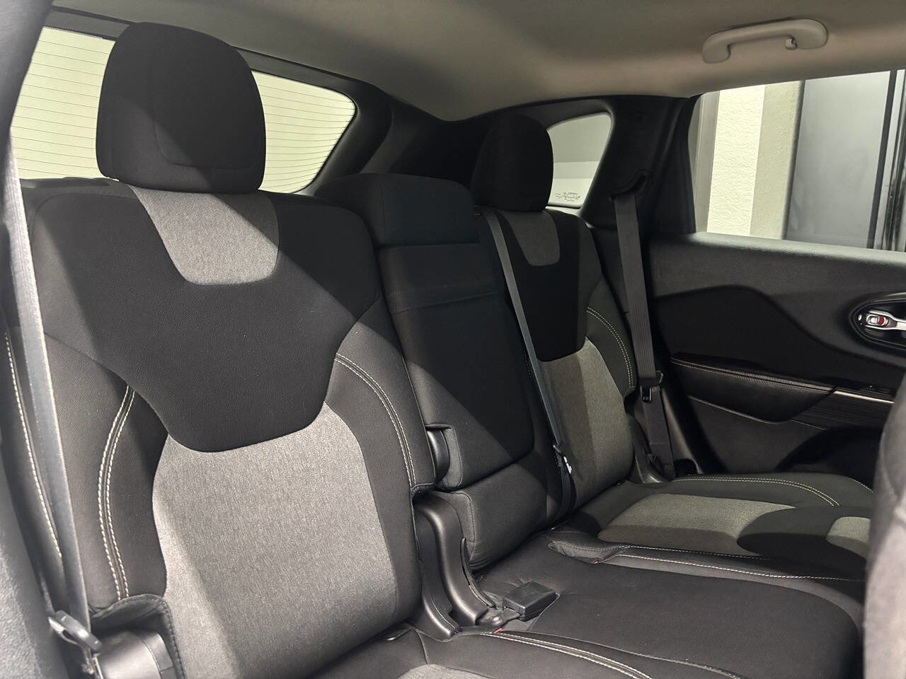 Used 2014 Jeep Cherokee Latitude AWD/4WD image 22
