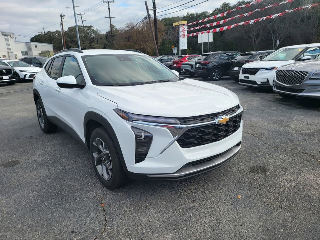 Used 2025 Chevrolet Trax LT w/ LT Convenience Package image 14