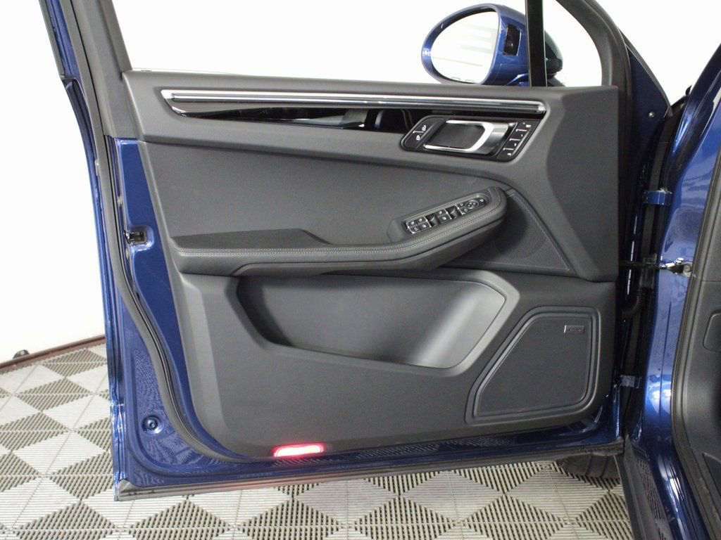 Certified 2025 Porsche Macan image 14