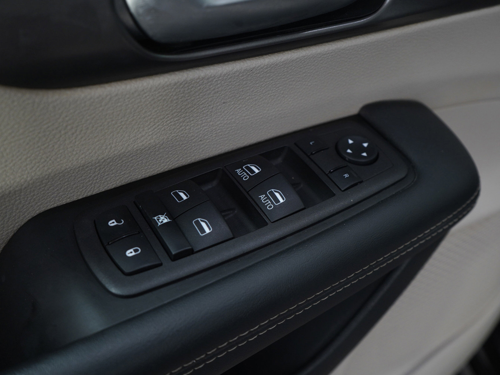 Used 2023 Chrysler Pacifica Touring-L image 20