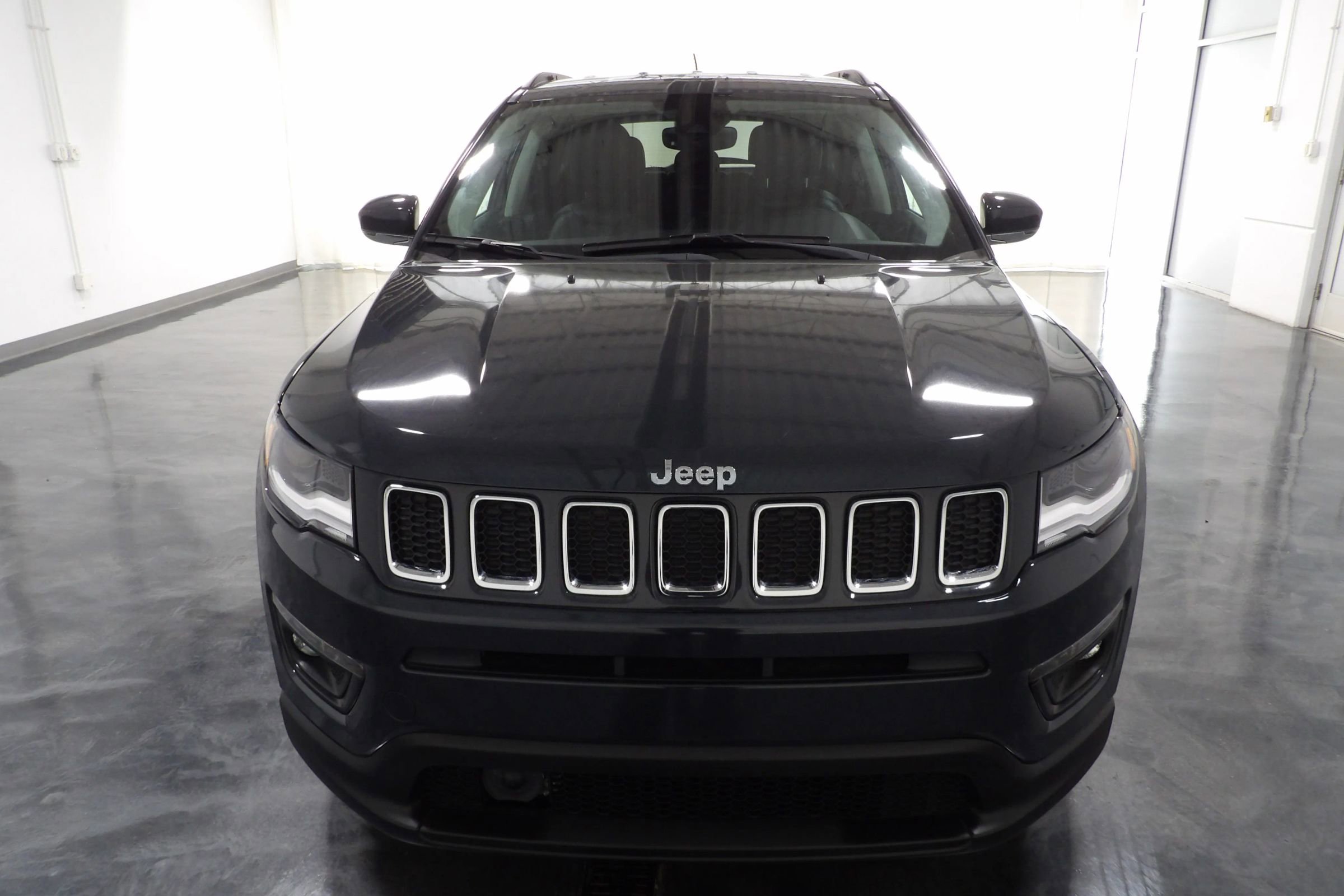 Used 2018 Jeep Compass Limited w/ Navigation Group FWD image 2