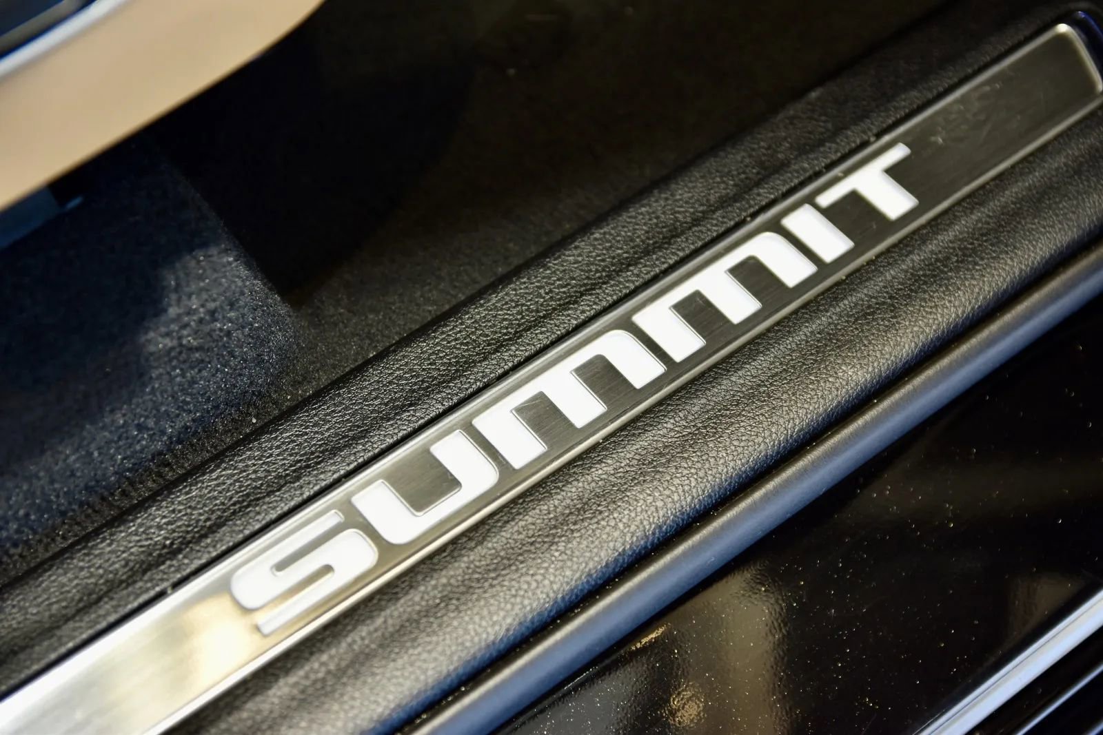 Used 2025 Jeep Grand Cherokee Summit AWD/4WD image 29