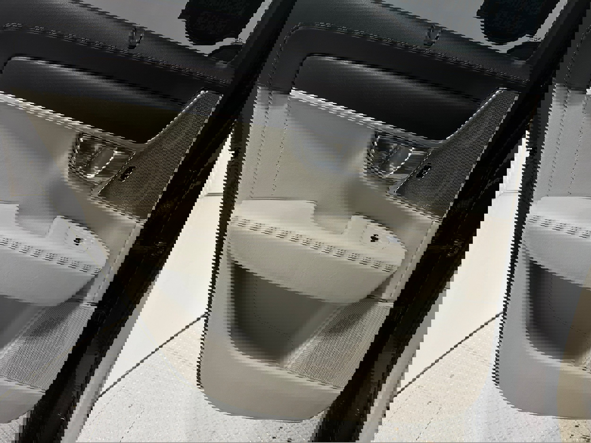 Used 2017 Volvo V90 T6 Cross Country image 27