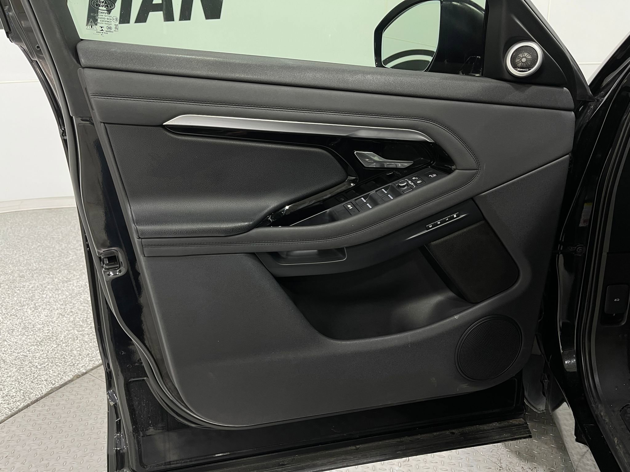 Used 2020 Land Rover Range Rover Evoque SE image 16