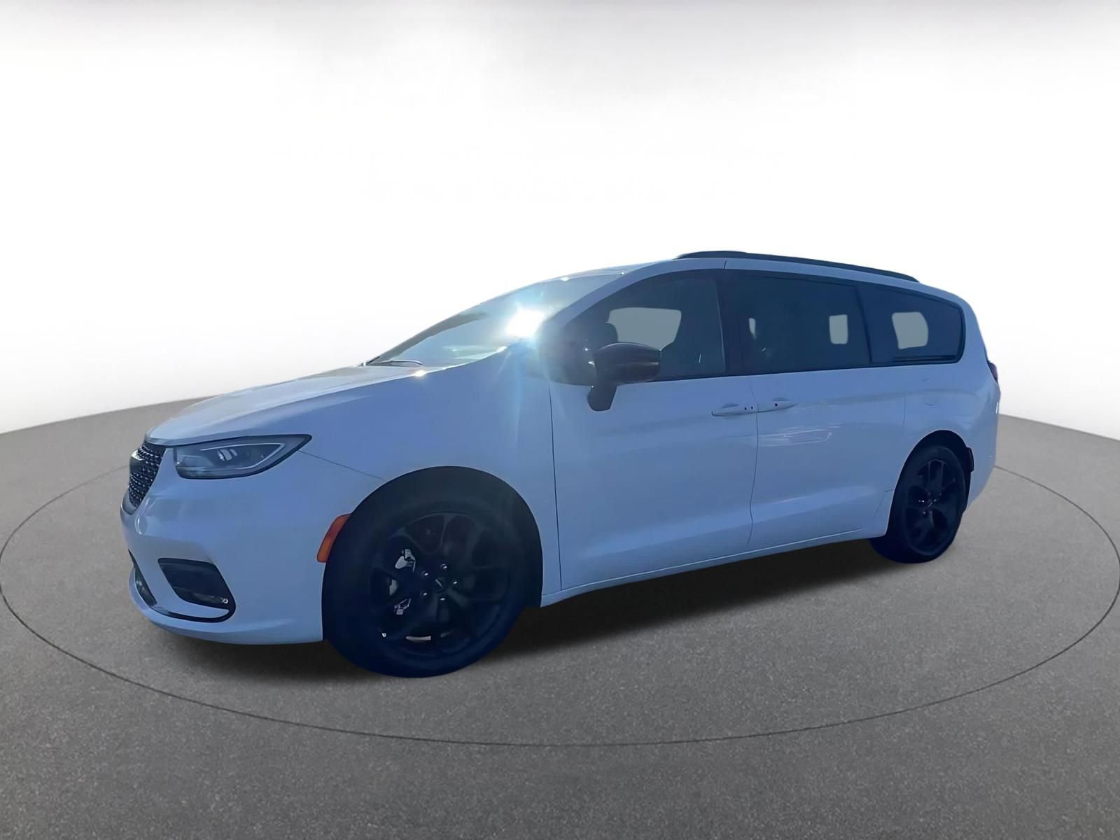 Used 2025 Chrysler Pacifica Limited image 8