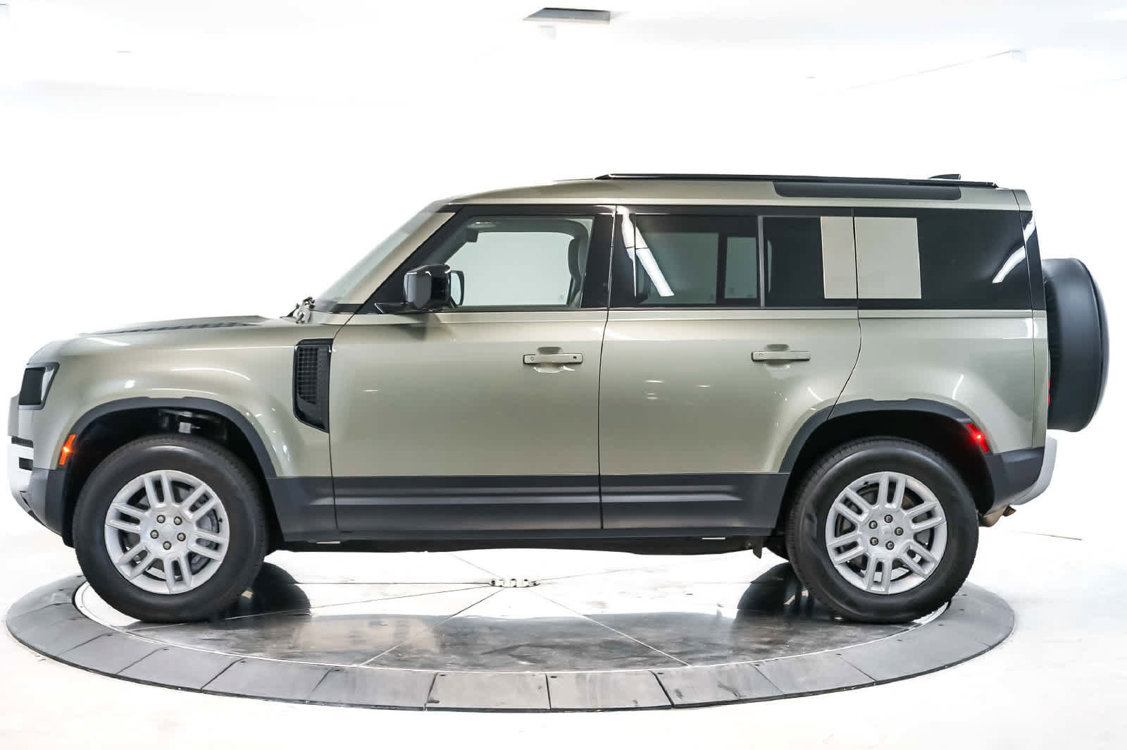 Used 2025 Land Rover Defender 110 S AWD/4WD image 2
