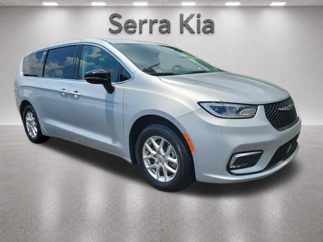 Used 2024 Chrysler Pacifica Touring-L FWD image 7