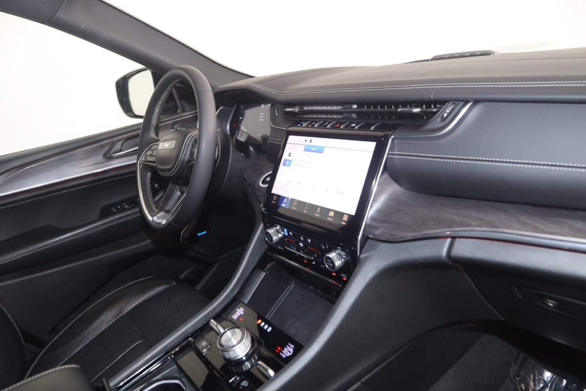Used 2023 Jeep Grand Cherokee Overland w/ Luxury Tech Group IV AWD/4WD image 37