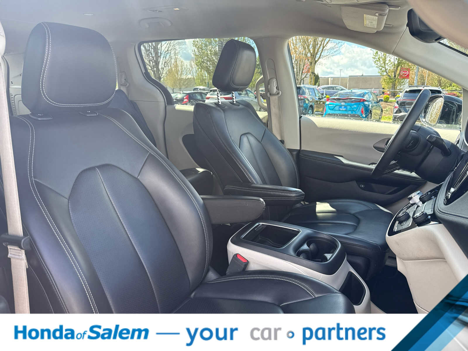 Used 2024 Chrysler Pacifica Select image 11