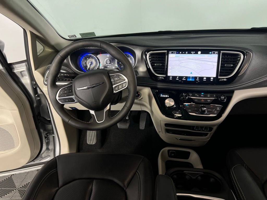 Used 2023 Chrysler Pacifica Touring-L w/ Uconnect Theater Family Group image 31